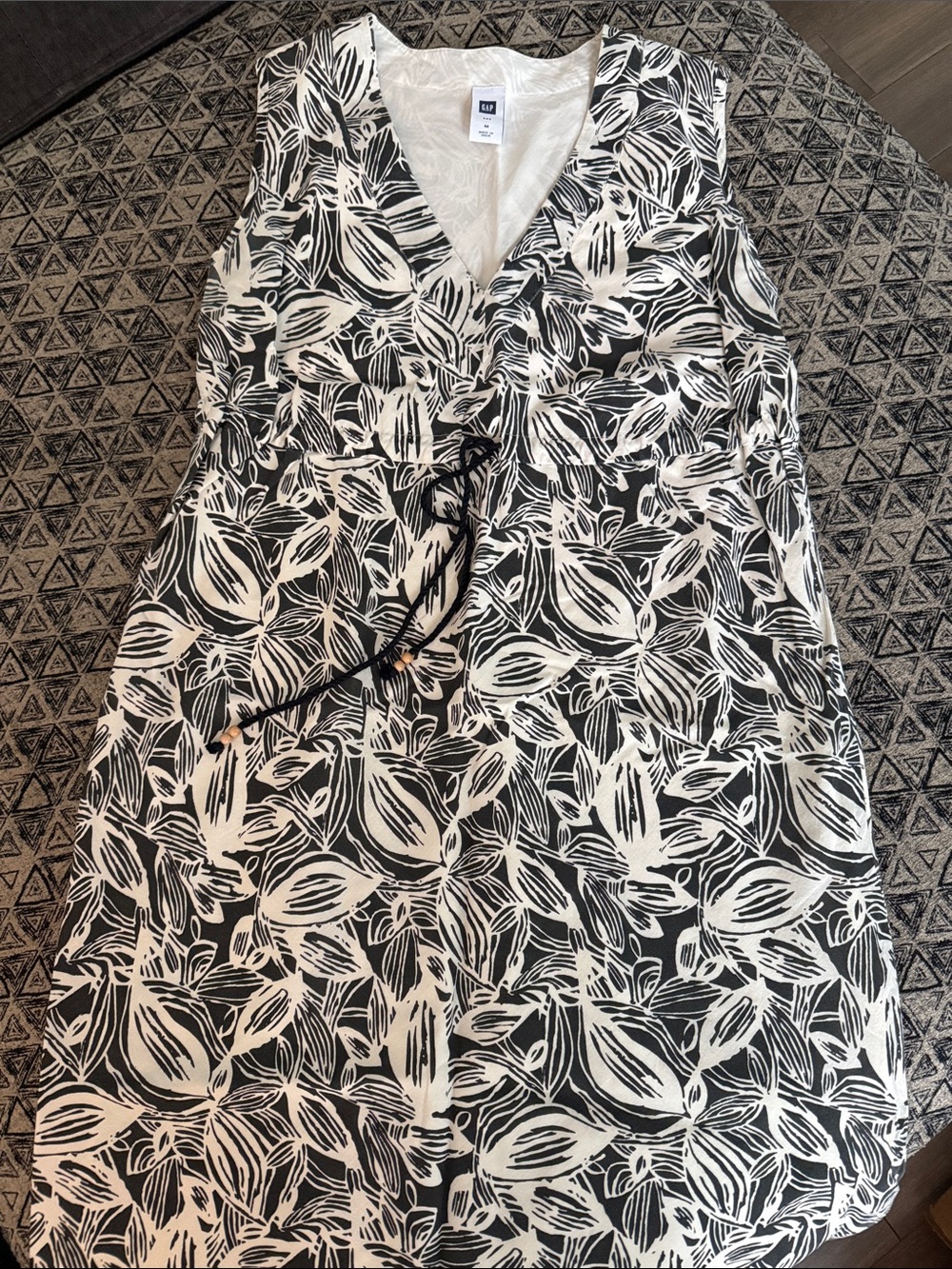 GAP Black and White Leaf-Print V-Neck Dress